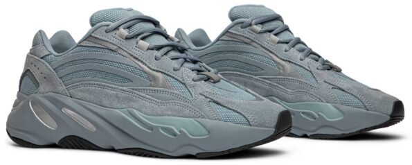 YEEZY 700 V2 HOSPITAL BLUE‏