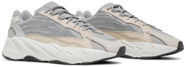 YEEZY 700 V2 CREAM‏