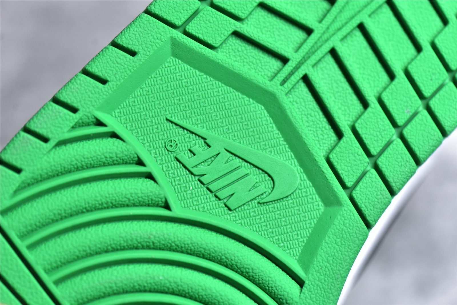 Nike AIR JORDAN 1 RETRO HIGH OG BLACK/LUCKY GREEN/WHITE DZ5485-031 – תמונה 5