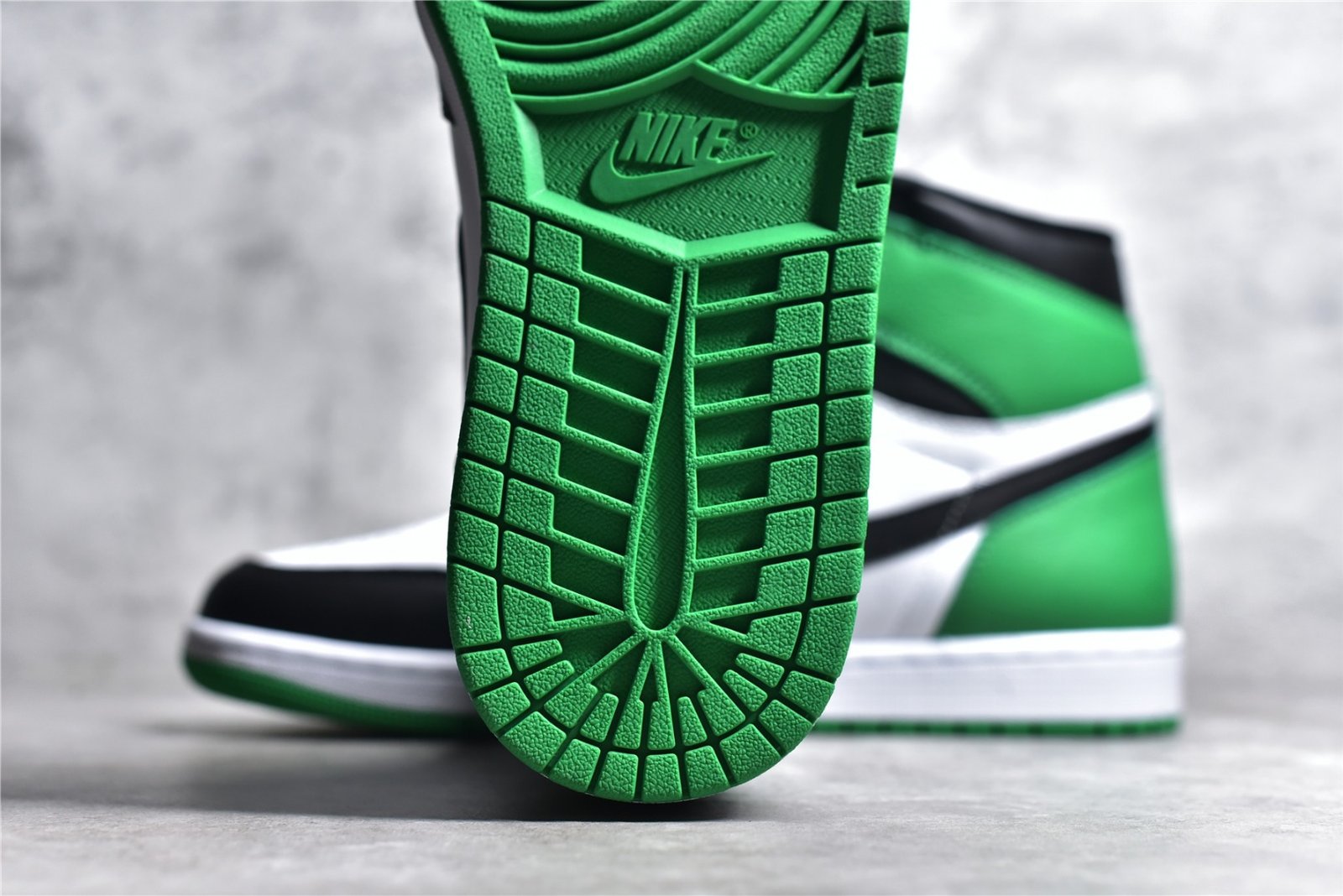 Nike AIR JORDAN 1 RETRO HIGH OG BLACK/LUCKY GREEN/WHITE DZ5485-031 – תמונה 12