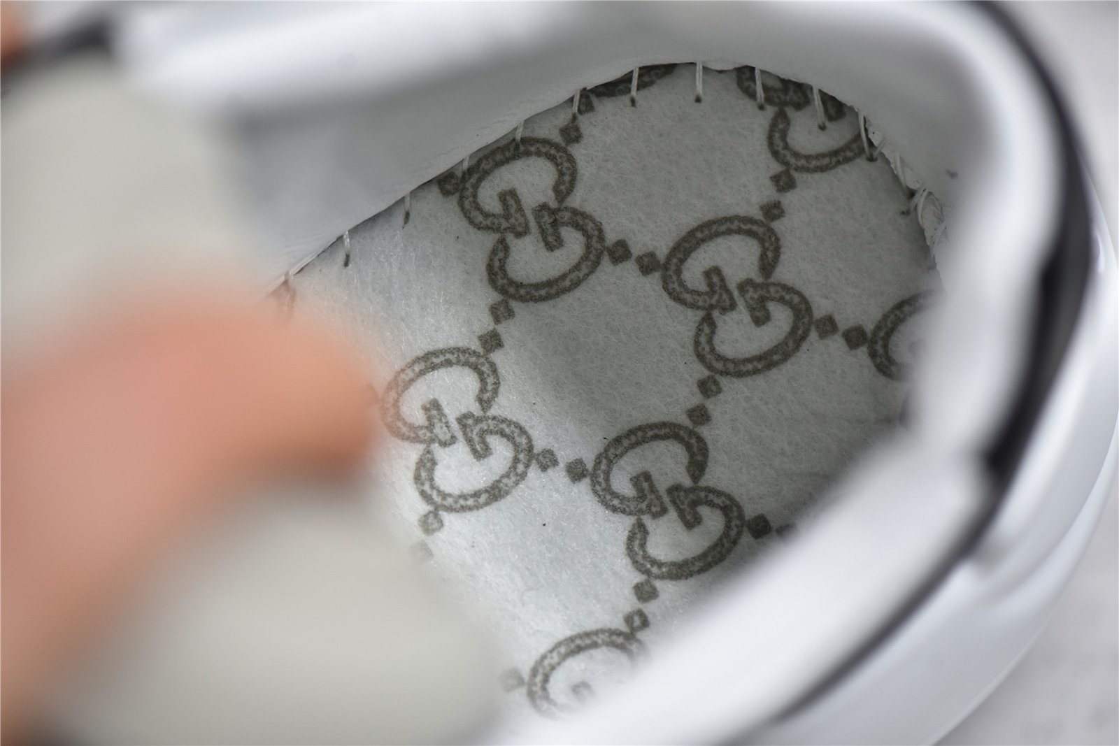 GUCCI RHYTON VINTAGE TRAINER SNEAKER WHITE/BLACK – תמונה 2