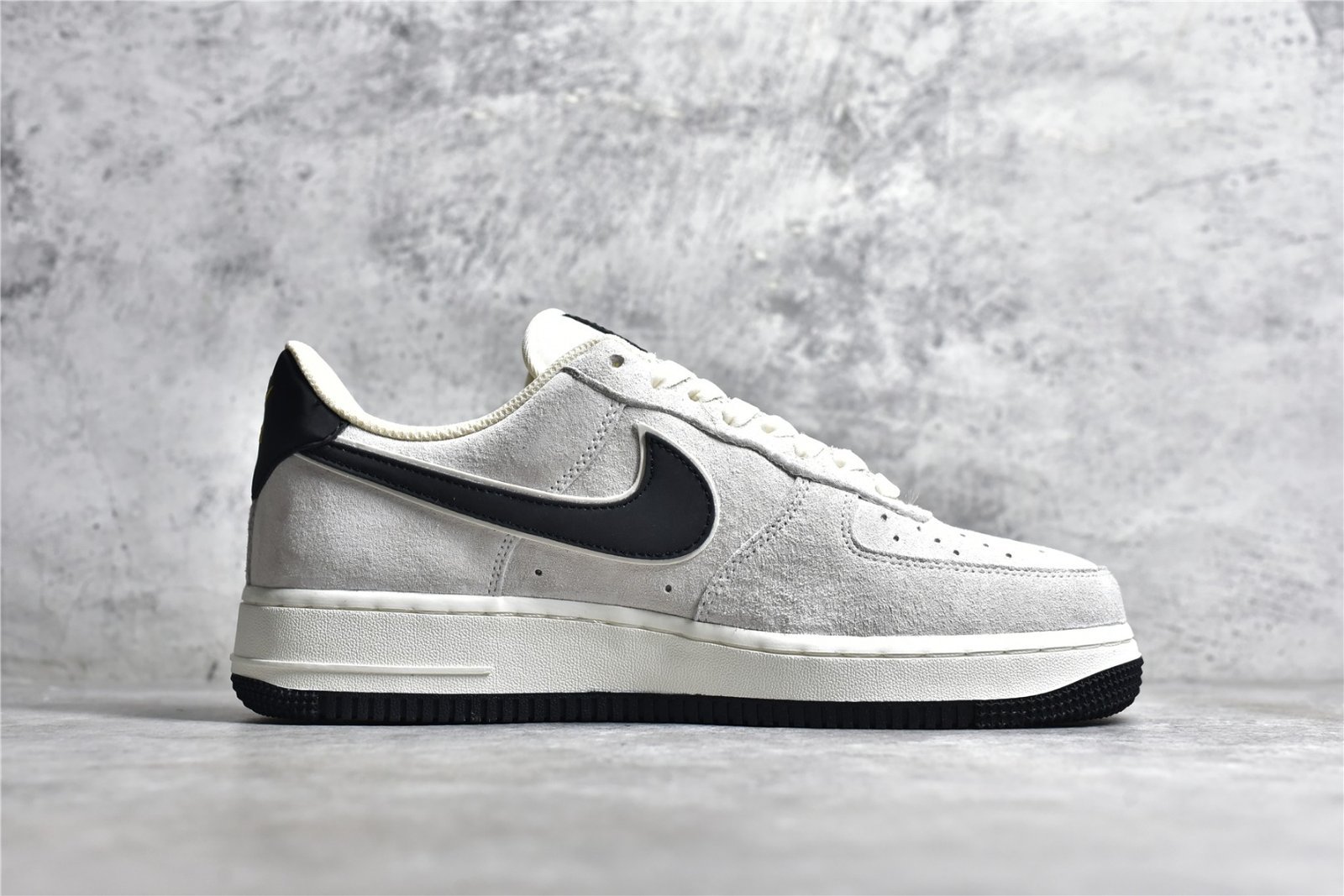 Nike AIR FORCE 1 LOW 07 BEIGE/BLACK/GOLD KK5636-810 – תמונה 8
