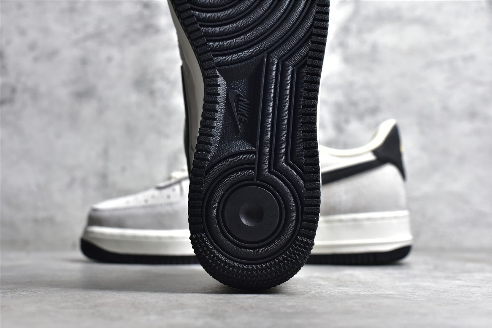 Nike AIR FORCE 1 LOW 07 BEIGE/BLACK/GOLD KK5636-810 – תמונה 3