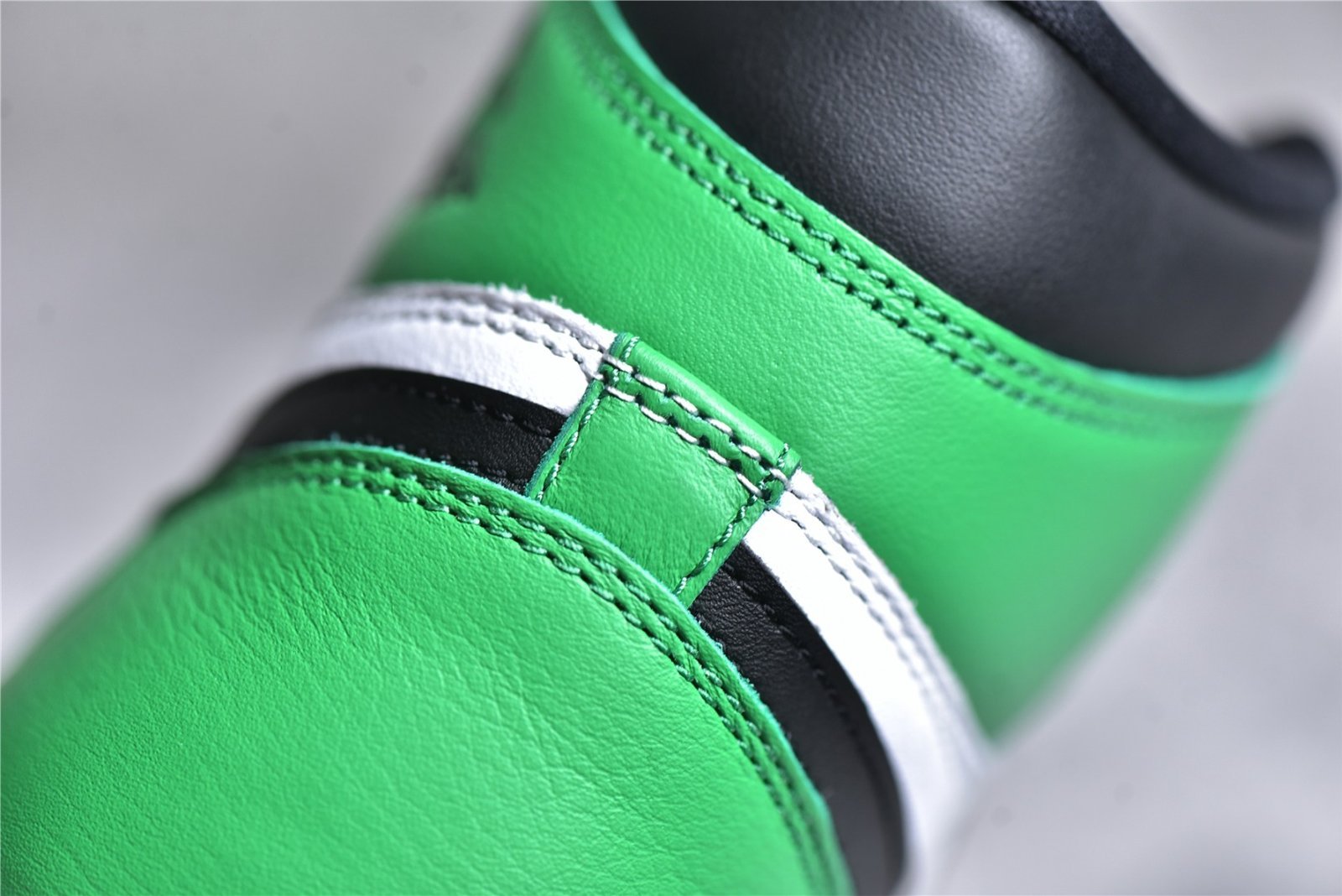 Nike AIR JORDAN 1 RETRO HIGH OG BLACK/LUCKY GREEN/WHITE DZ5485-031 – תמונה 6