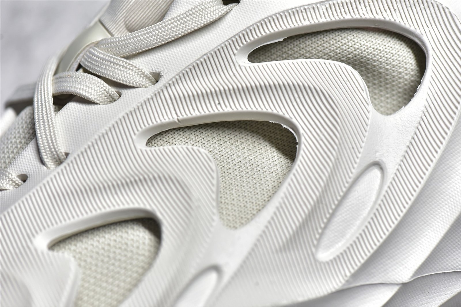 Adidas ADIFOM Q SHOES OFF-WHITE/ALUMINIUM/WONDER WHITE GY4455 – תמונה 9