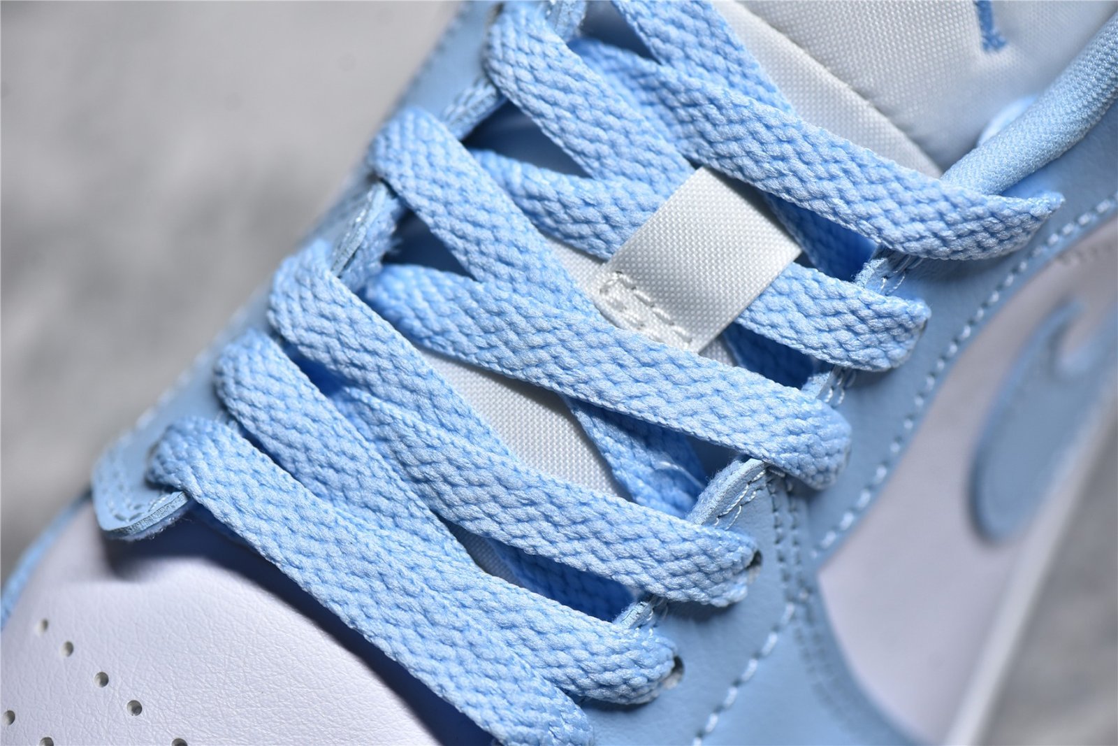 Nike AIR JORDAN 1 LOW WHITE/WHITE/ICE BLUE DC0774-141 – תמונה 10