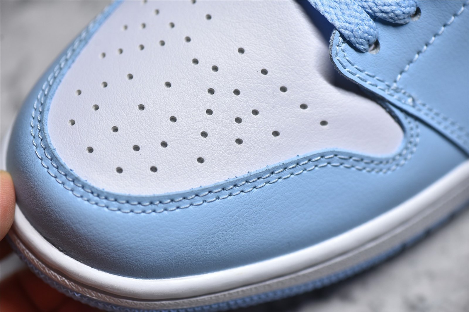 Nike AIR JORDAN 1 LOW WHITE/WHITE/ICE BLUE DC0774-141 – תמונה 2