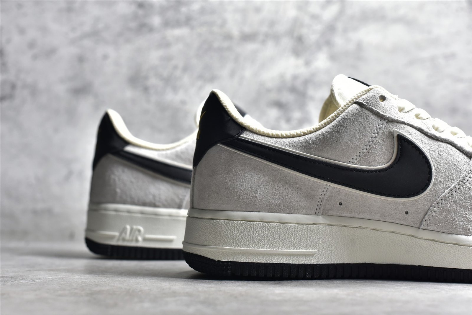 Nike AIR FORCE 1 LOW 07 BEIGE/BLACK/GOLD KK5636-810 – תמונה 2