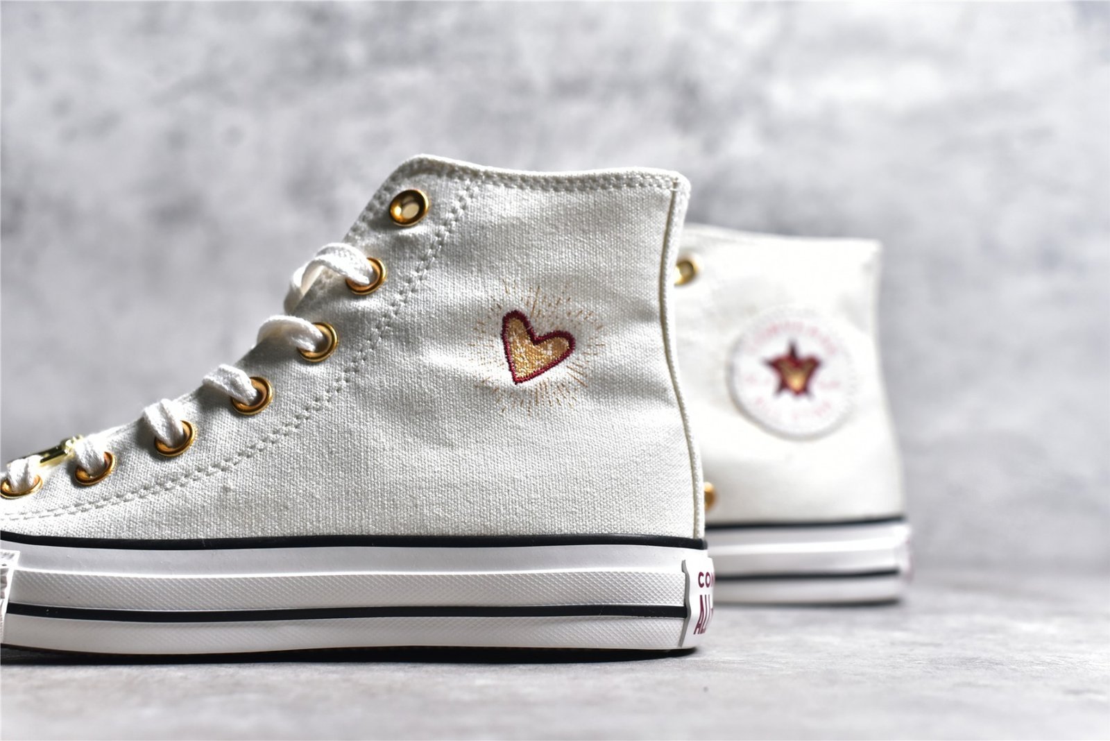 CONVERSE CHUCK TAYLOR ALL STAR HIGH VALENTINE'S DAY 2023 VINTAGE WHITE/WHITE A05139F – תמונה 4