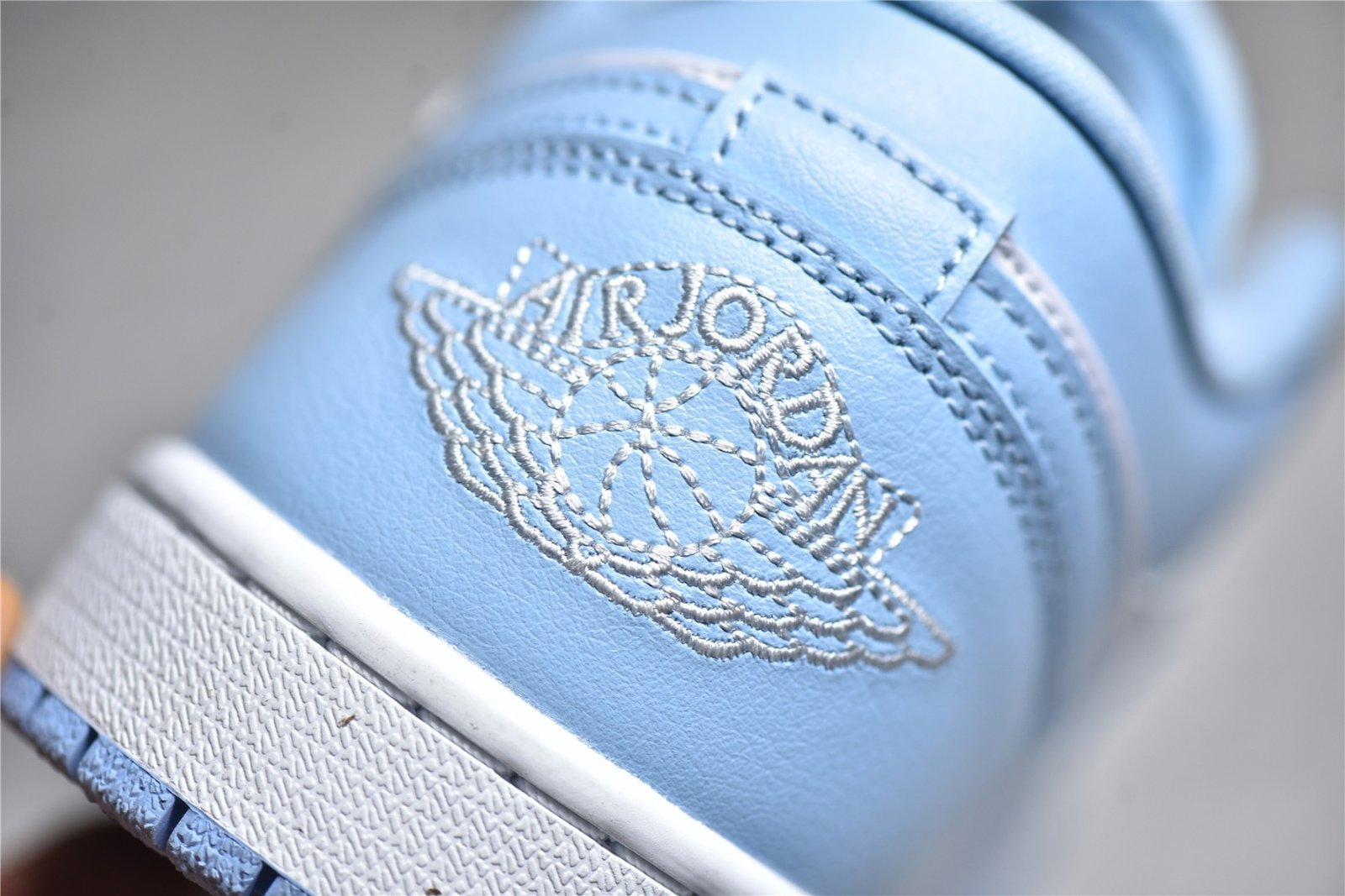 Nike AIR JORDAN 1 LOW WHITE/WHITE/ICE BLUE DC0774-141 – תמונה 7