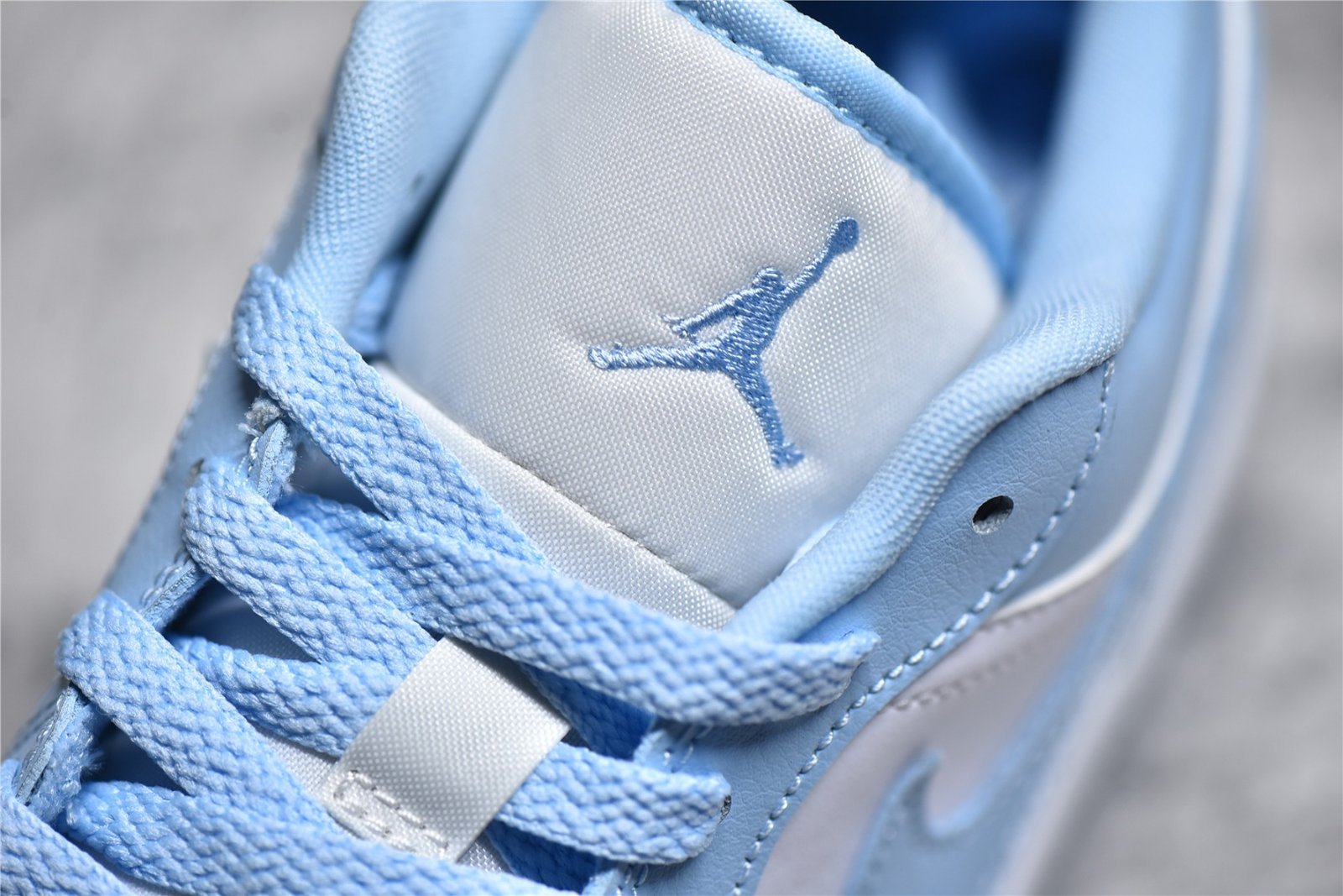 Nike AIR JORDAN 1 LOW WHITE/WHITE/ICE BLUE DC0774-141 – תמונה 9