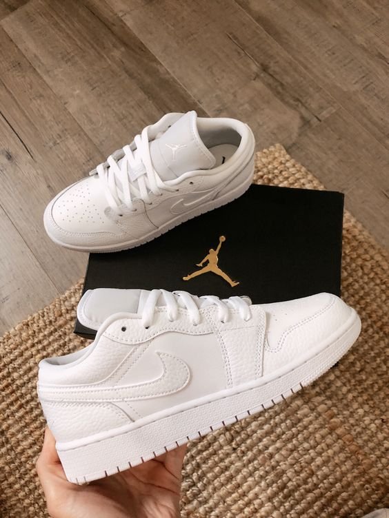 Air Jordan 1 Low Triple White - מושלמות של אופנה וסטייל AIR JORDAN | ShoeSale