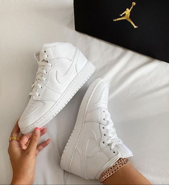 Air Jordan 1 Mid Triple White - סטייל בלתי נגמר ב-ShoeSale AIR JORDAN | ShoeSale