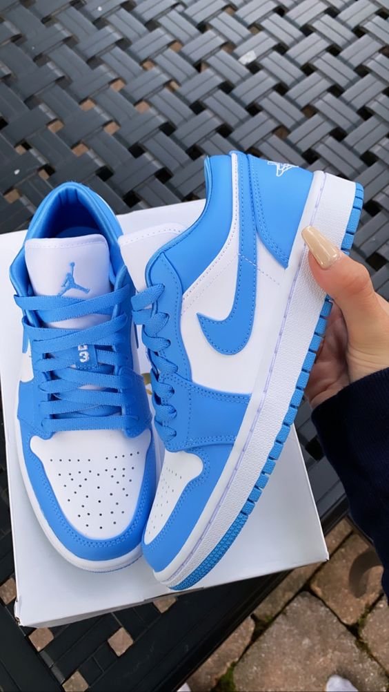Air Jordan 1 Low UNC - הסניקרס שמשלבות אופנה וסטייל הדגמים החמים | ShoeSale