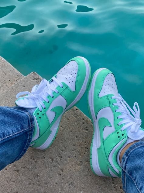 Dunk Low Green Glow - הסניקרס שכולם מדברים עליהן! הדגמים החמים | ShoeSale