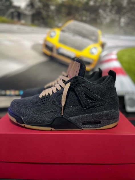 Air Jordan 4 Retro Levi's Black - הנעל שתשדרג את הסטייל שלך! AIR JORDAN | ShoeSale