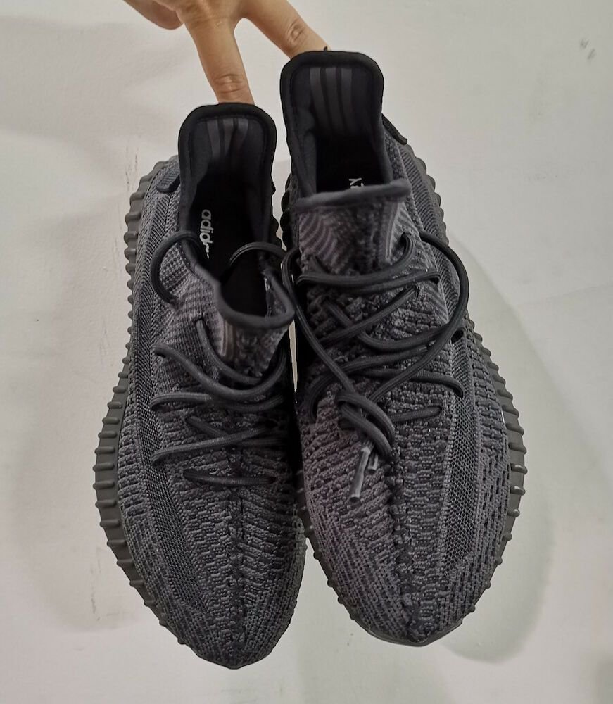 Yeezy Boost 350 V2 Black (Non-Reflective) - האבולוציה של הסטייל Yeezy | ShoeSale