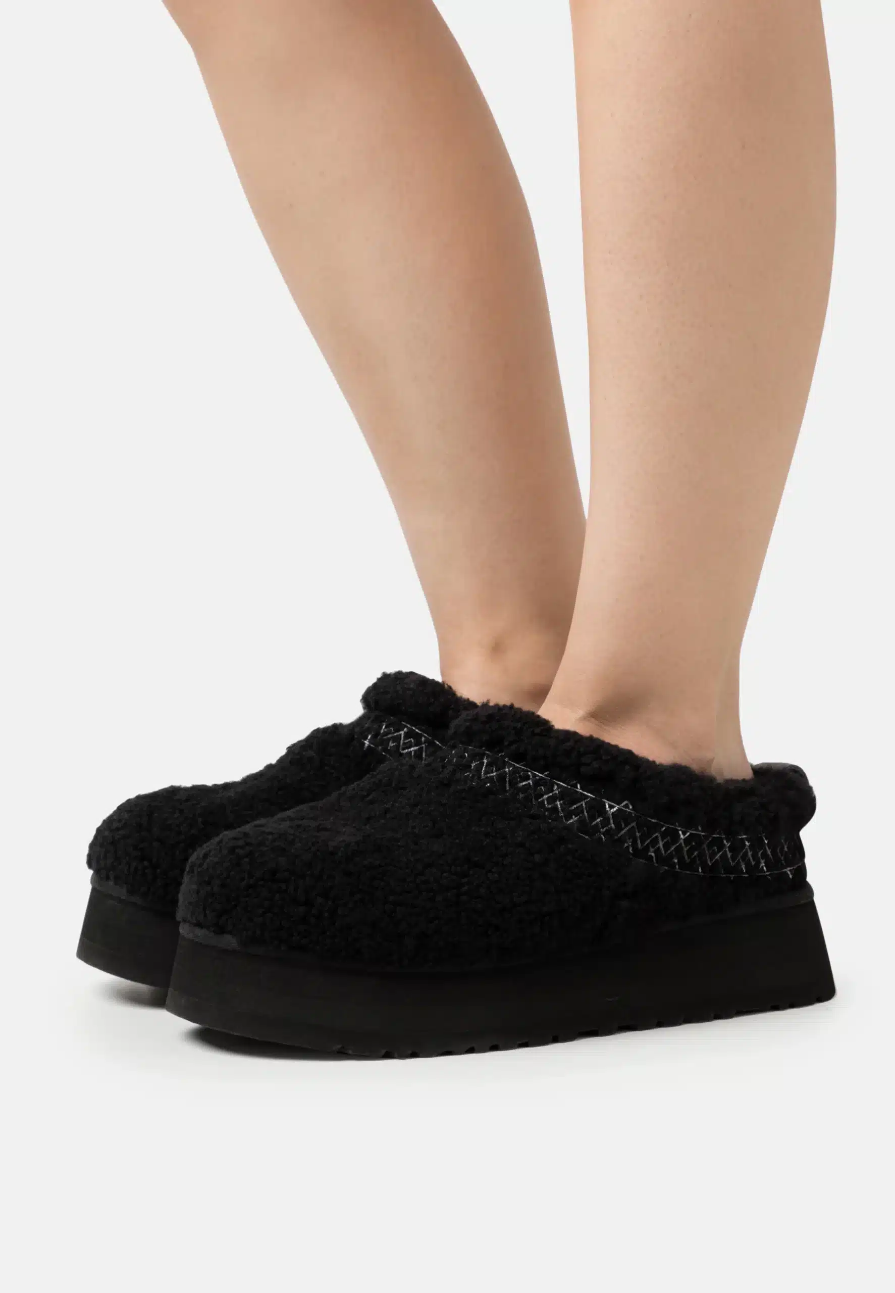 נעלי האג פלטפורמה Ugg Tazz Braid Black - מצעד האופנה שלך! UGG | ShoeSale