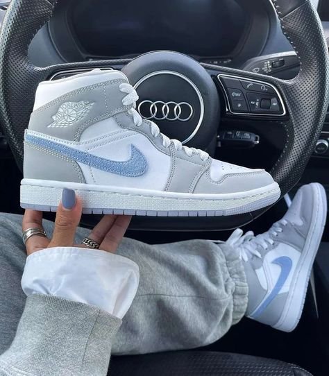 Air Jordan 1 Mid Wolf Grey - בחר סטייל של אלופים! הדגמים החמים | ShoeSale