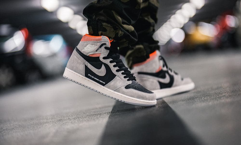 Air Jordan 1 Retro High Neutral Gray Hyper Crimson - הסניקרס שיעצימו את הסטייל שלך! AIR JORDAN | ShoeSale