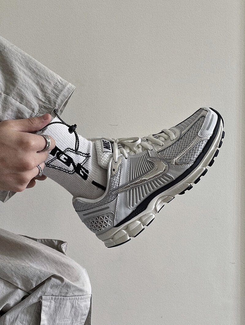 נעלי Nike Zoom Vomero 5 Photon Dust Chrome – לא מתפשרים על סטייל Nike Zoom | ShoeSale