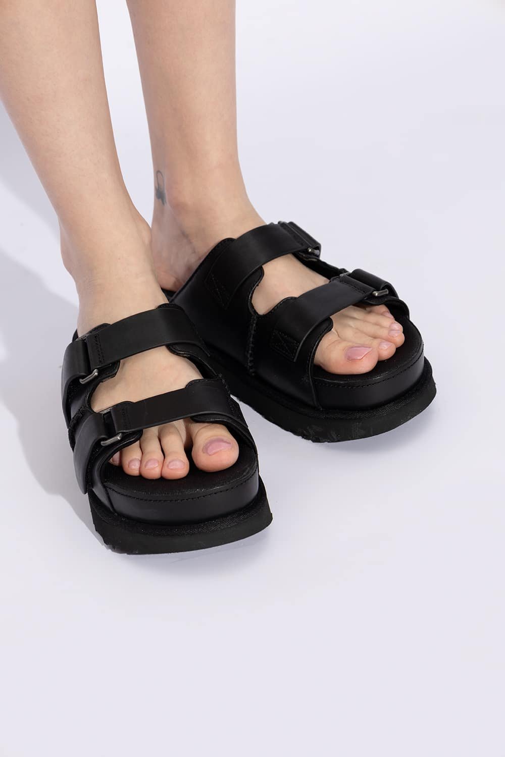 כפכפי האג UGG Women’s Goldenstar Hi Slide Black - טרנד אופנתי לנשים UGG | ShoeSale