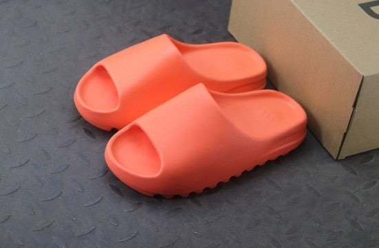 כפכפי Yeezy Slide Enflame Orange - הסטייל שלך מתחיל כאן! Yeezy | ShoeSale