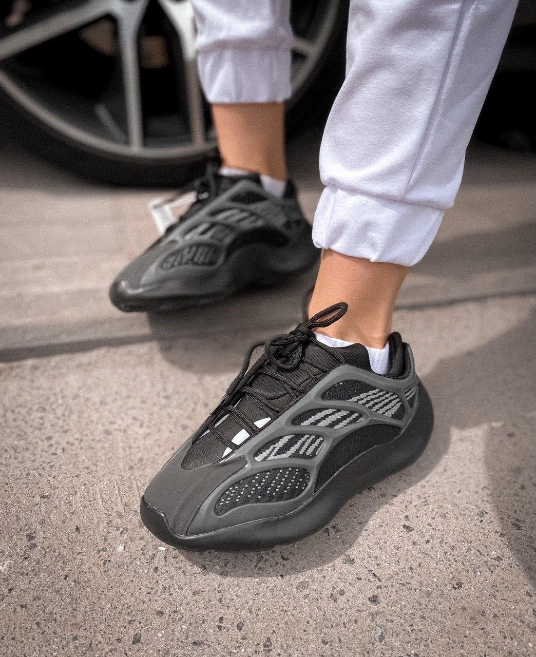 גלה את ה-Yeezy 700 V3 Alvah – נעל אופנה המשלבת נוחות וסטייל Yeezy 700 | ShoeSale
