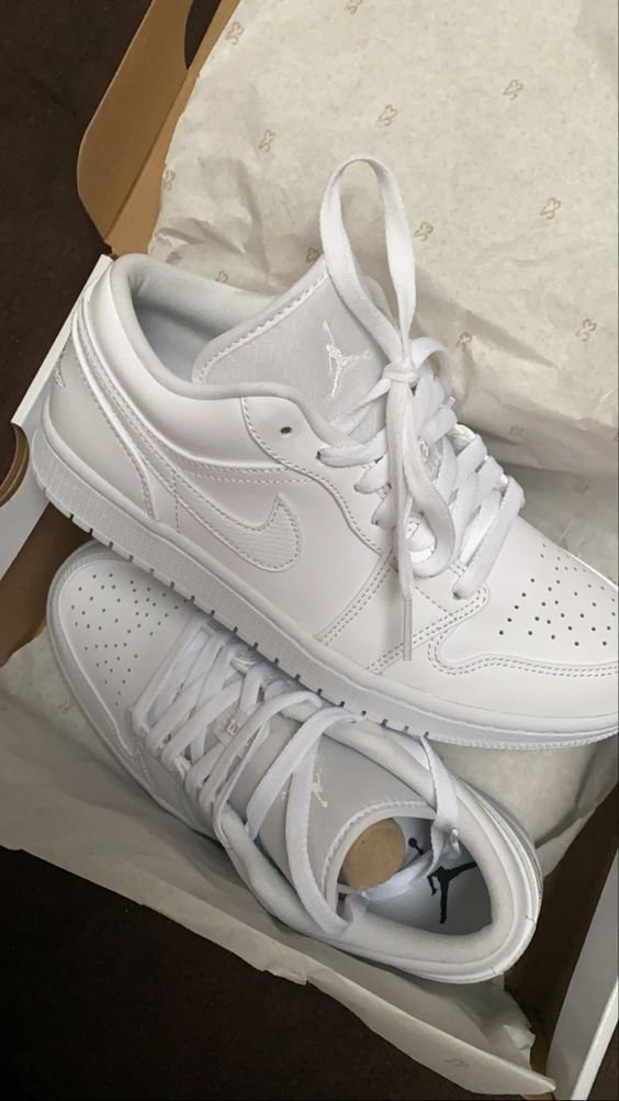 Air Jordan 1 Low Triple White - מושלמות של אופנה וסטייל AIR JORDAN | ShoeSale