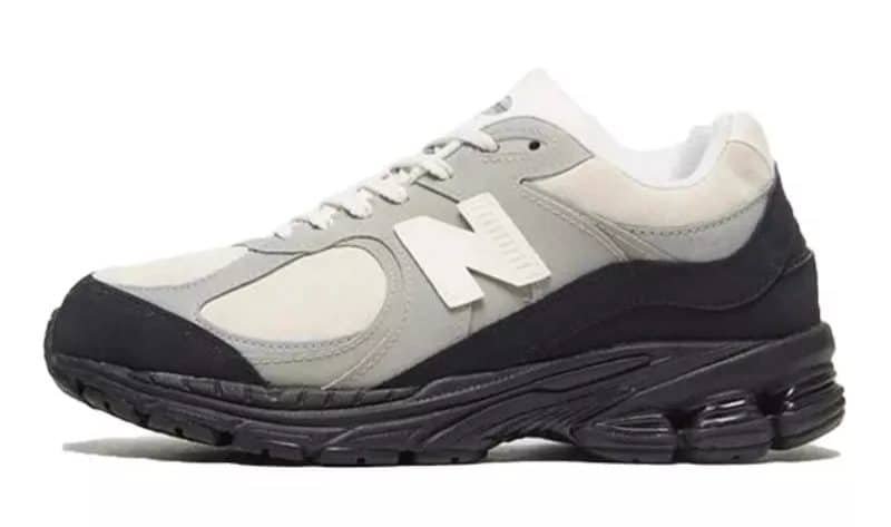 הנעל המושלמת: New Balance 2002R The Basement Grey Sail Black - הטרנד הבא של אופנה וסטייל! NEW BALANCE | ShoeSale