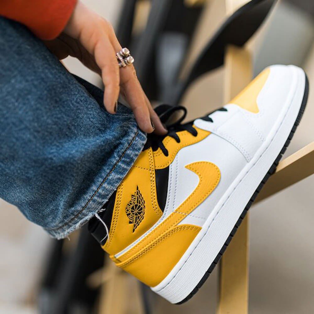 Air Jordan 1 Mid University Gold - הסניקרס שהופכות כל סטייל ללהיט! AIR JORDAN | ShoeSale