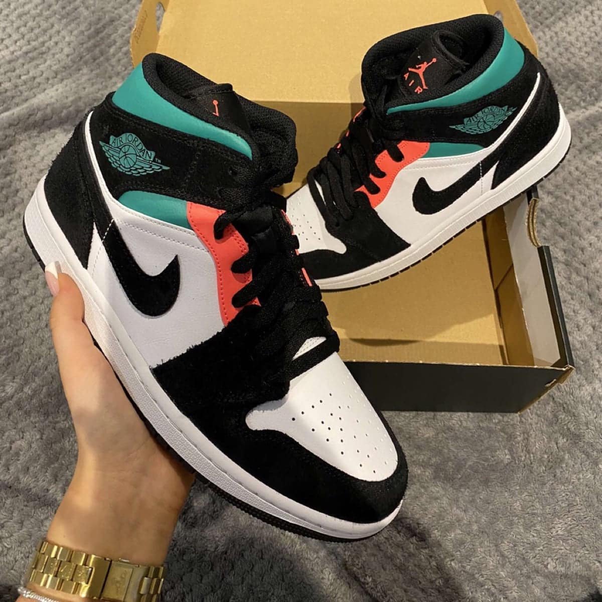 Air Jordan 1 Mid Se South Beach – הטרנד שצובע את הרחובות AIR JORDAN | ShoeSale