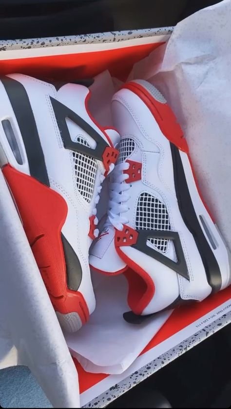 הסניקרס המושלמות: Air Jordan 4 Retro Fire Red (2020) - הופכים כל הופעה לסטייל עוצר נשימה! AIR JORDAN | ShoeSale
