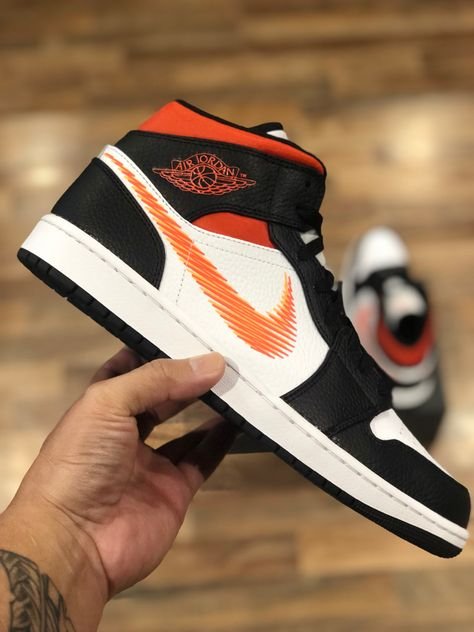 Air Jordan 1 Mid Zig-Zag - הסניקרס שמגדירות סטייל AIR JORDAN | ShoeSale