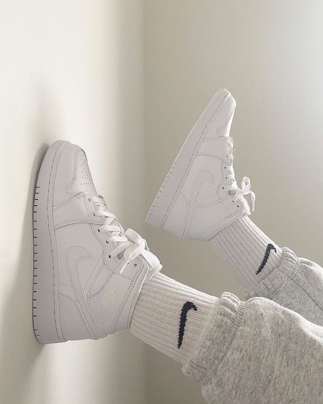 Air Jordan 1 Mid Triple White - סטייל בלתי נגמר ב-ShoeSale AIR JORDAN | ShoeSale