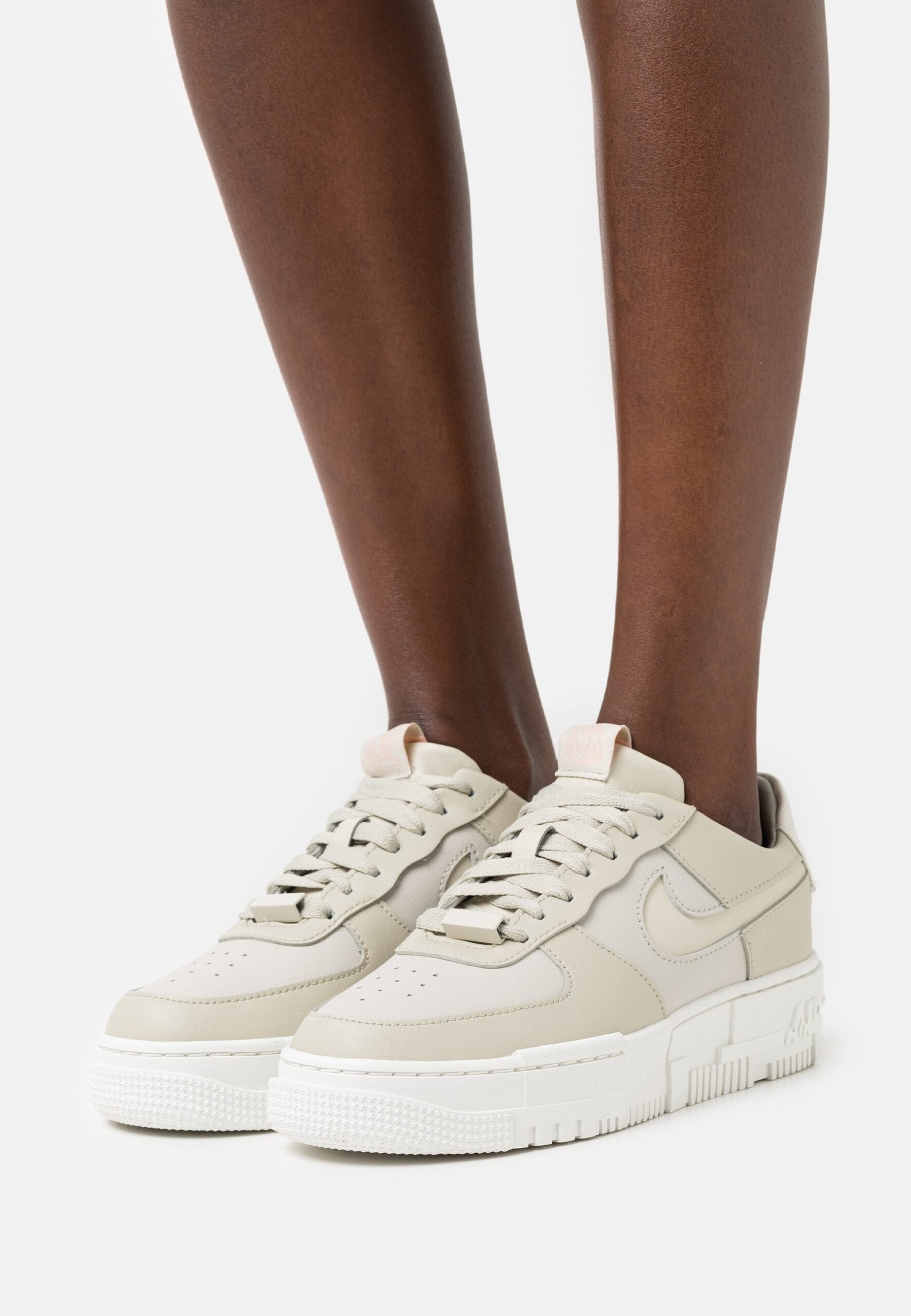 גלה את נעלי Air Force 1 Low Pixel Stone Bone Summit White - הטרנד הבא שלך! NIKE | ShoeSale