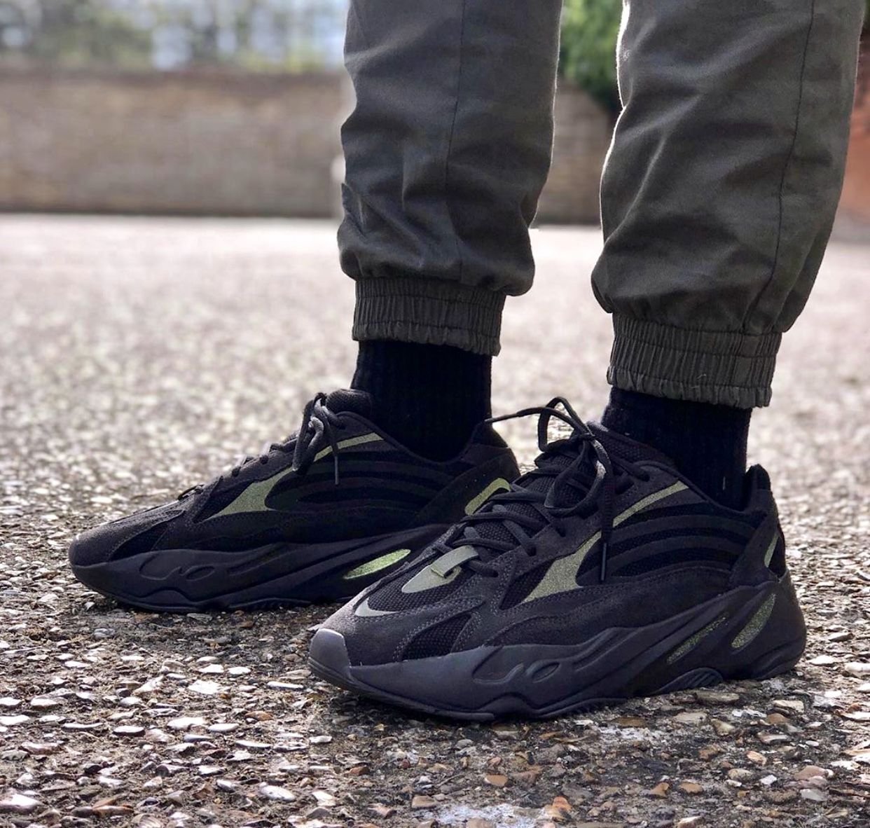 קנו עכשיו: Yeezy 700 V2 Vanta - הטרנד המוביל בעולם האופנה! Yeezy 700 | ShoeSale