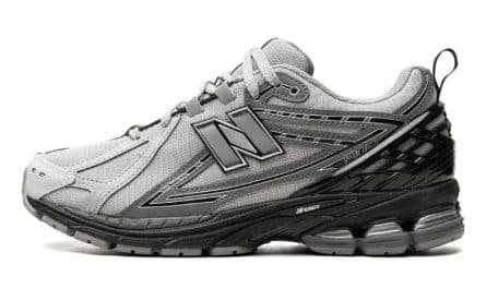 כנסו לאופנה עם New Balance 1906R Brighton Grey – נעליים שמשדרות סטייל NEW BALANCE | ShoeSale