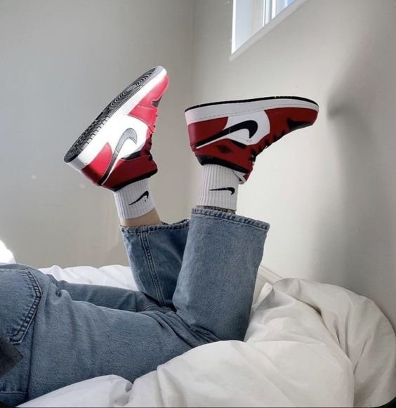Air Jordan 1 Mid Chicago Black Toe - הכנס סטייל לחיים שלך הדגמים החמים | ShoeSale