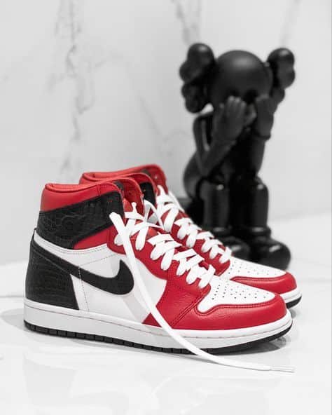 Air Jordan 1 Retro High Satin Snake Chicago - הסניקרס שהופכות אופנה לסטייל AIR JORDAN | ShoeSale