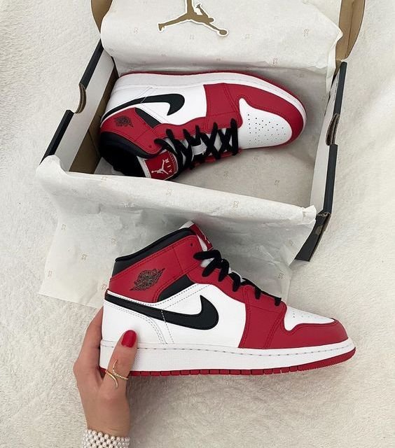 Air Jordan 1 Mid Chicago White (2020) - סניקרס שמובילים את הטרנד הדגמים החמים | ShoeSale