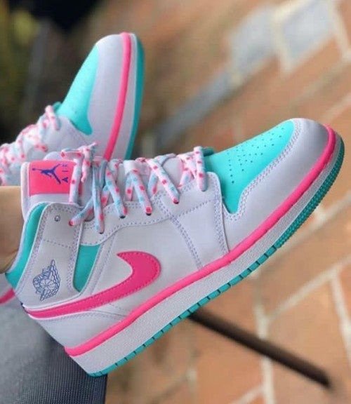 הסניקרס ששמים את הסטייל על המפה – Air Jordan 1 Mid White Pink Green Soar AIR JORDAN | ShoeSale