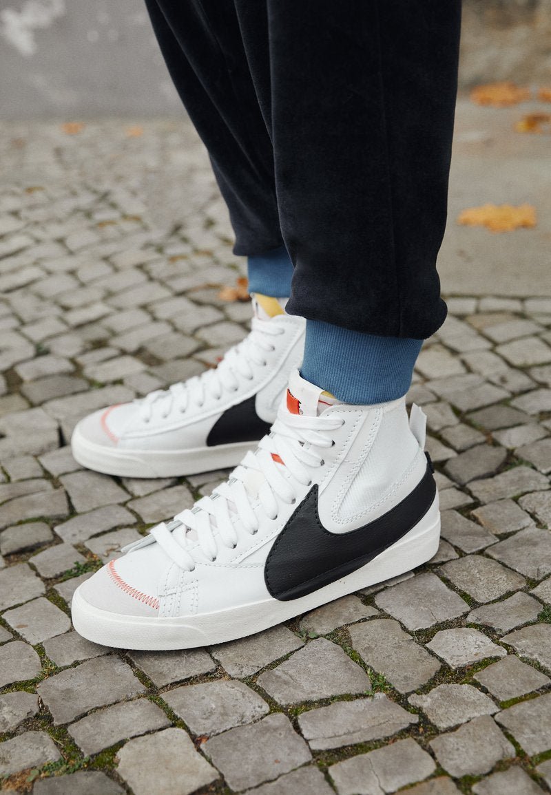 סניקרס Blazer Mid ’77 Jumbo White Black – הטרנד הבא באופנה! NIKE | ShoeSale