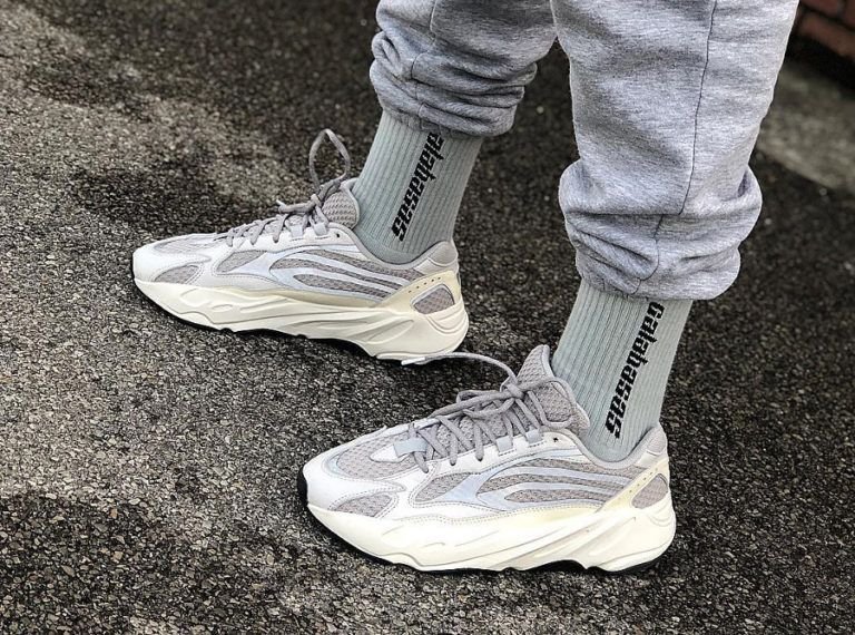 Yeezy 700 V2 Static - האופנה שמגדירה את הסטייל שלך Yeezy 700 | ShoeSale
