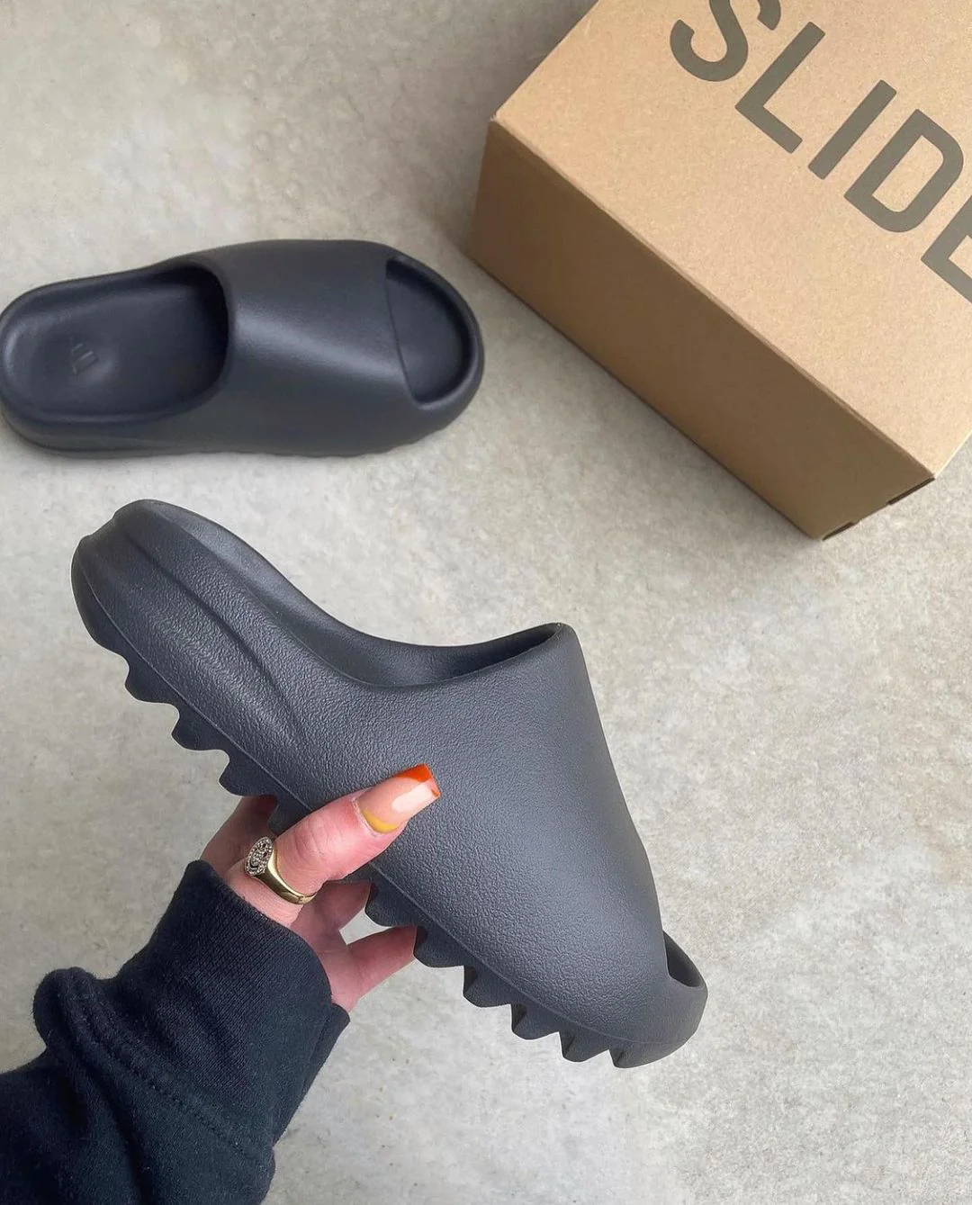 Yeezy Slide Onyx - הגלישה החדשה שלך לאופנה Yeezy | ShoeSale