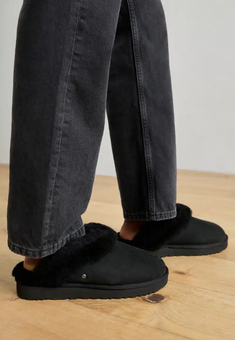 נעלי האג UGG Classic Slipper II BLACK: השילוב המושלם של נוחות וסטייל UGG | ShoeSale