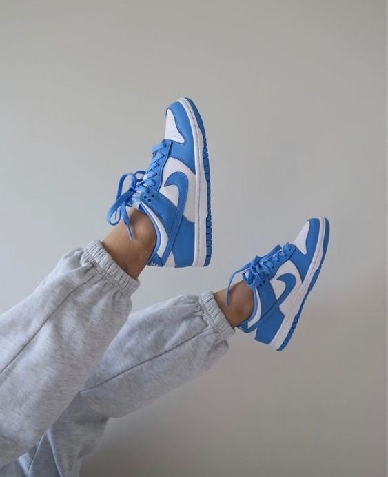 חוו את הסטייל עם Dunk Low Unc - הסניקרס שחייבות להיות לך! הדגמים החמים | ShoeSale