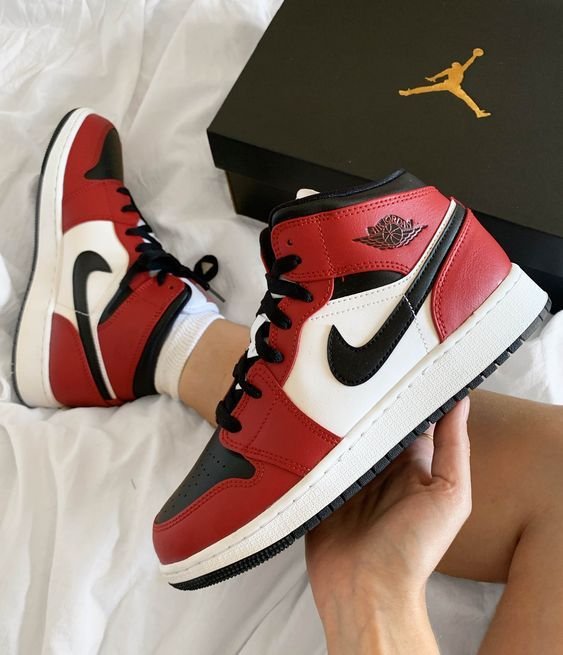Air Jordan 1 Mid Chicago Black Toe - הכנס סטייל לחיים שלך הדגמים החמים | ShoeSale