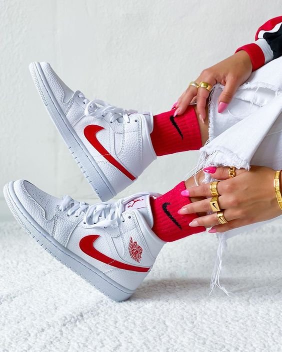 Air Jordan 1 Mid University Red - הסטייל שלך התחיל כאן! AIR JORDAN | ShoeSale