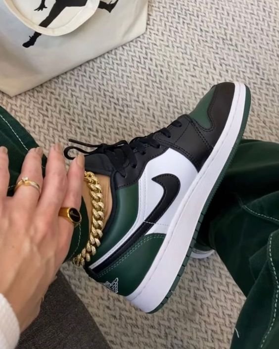 הכירו את Air Jordan 1 Low Green Toe - הטרנד החדש בשיא האופנה! הדגמים החמים | ShoeSale